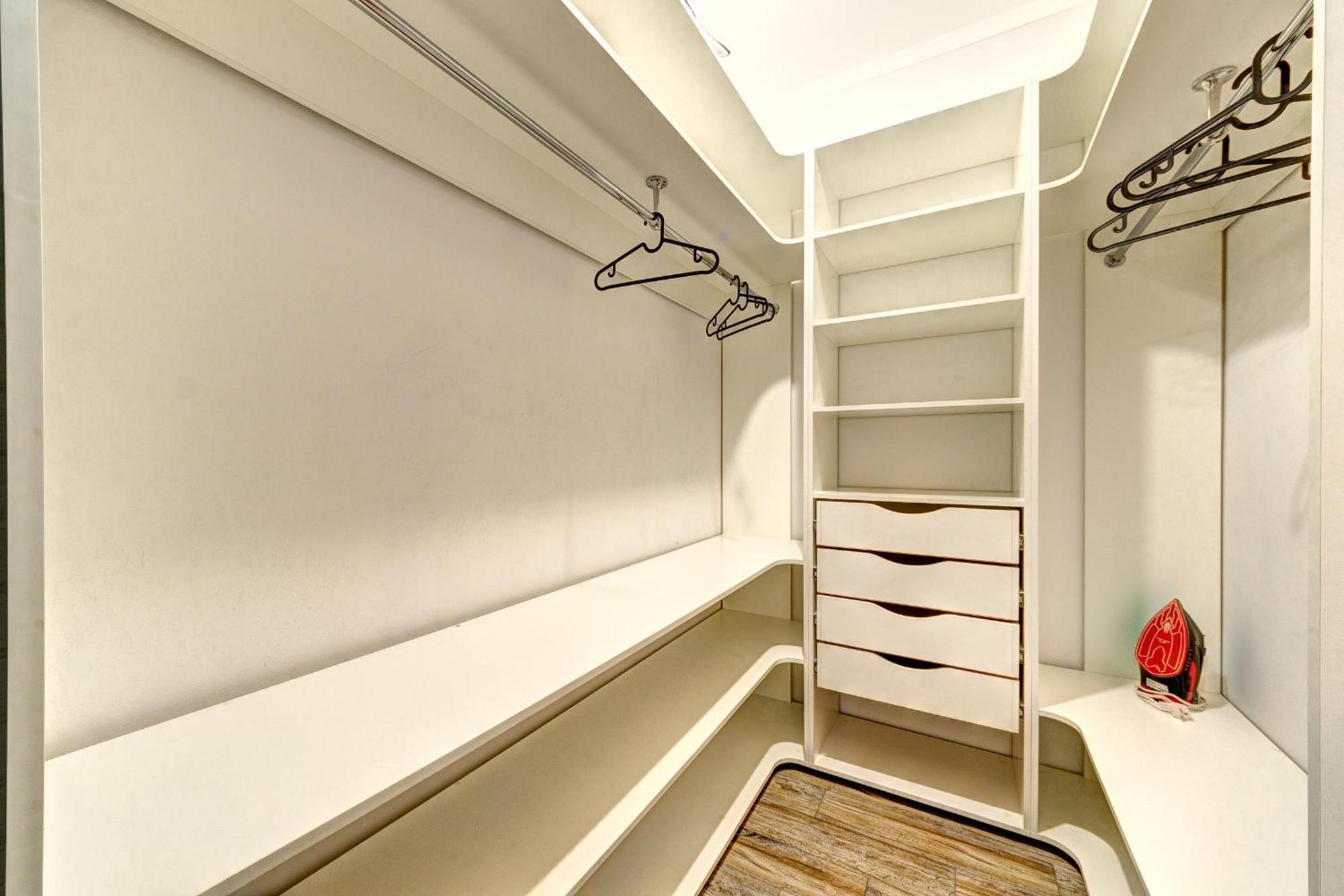 Apartment Voskresenska 18 , Парковые Озера Kiev Ruang foto