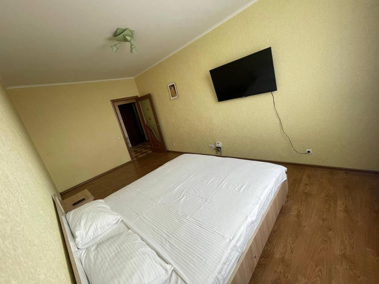 Apartment Voskresenska 18 , Парковые Озера Kiev Bagian luar foto